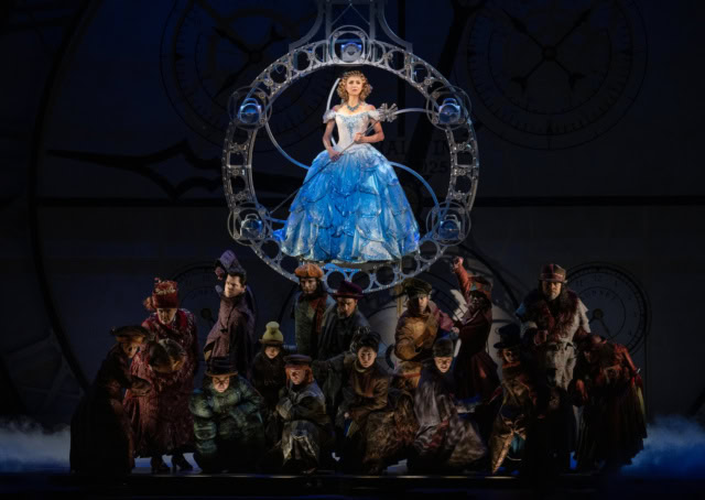 Glinda-in-Wicked-north-america-tour